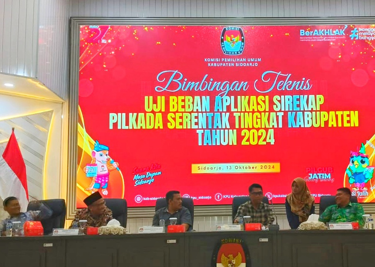 Komisioner KPU Kabupaten Sidoarjo bersama petugas PPK tengah melakukan uji coba SIREKAP Pilkada 2024. (Ahaddiini HM/jatimnow.com).