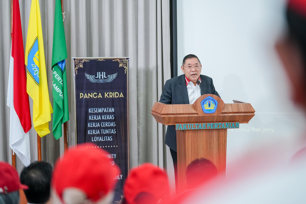 Founder JHL Foundation Jerry Hermawan Lo memberikan sambutan di depan mahasiswa Fakultas Pertanian Unila, di Aula Fakultas Pertanian Unila. (Foto: JHL Foundation for jatimnow.com)