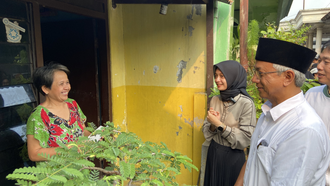 Mbak Vinanda - Gus Qowim saat blusukan ke Burengan. (Foto: Yanuar Dedy/jatimnow.com)