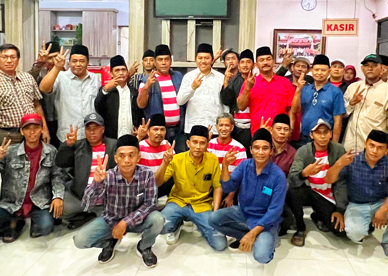 Suasana deklarasi dukungan warga Madura di Sidoarjo kepada paslon SAE di Lesehan Joyo Sidoarjo. (Foto: Ahaddiini HM/jatimnow.com)