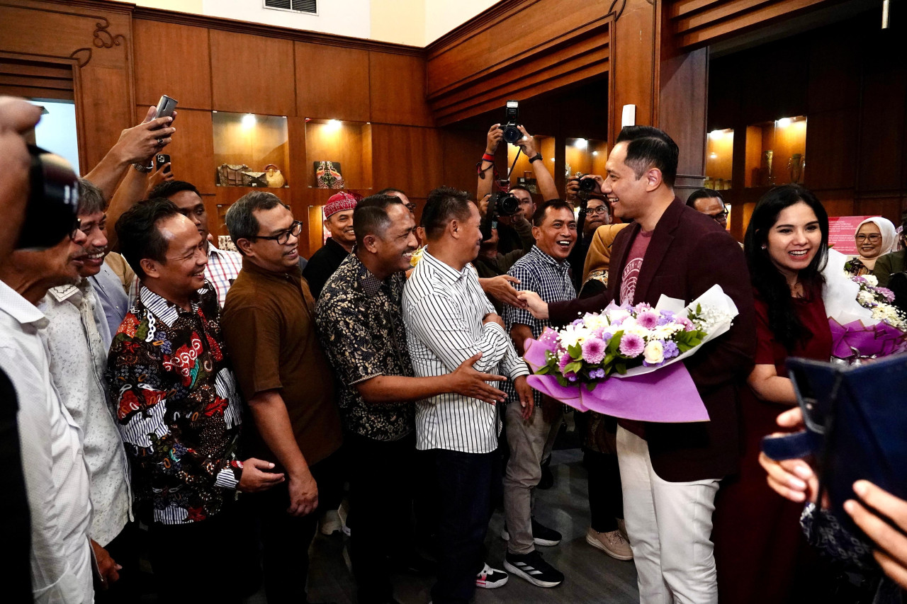 Agus Harimurti Yudhoyono (AHY) saat baru tiba di Surabaya, kemarin. (Foto: Aditya Nugroho fot jatimnow.com)