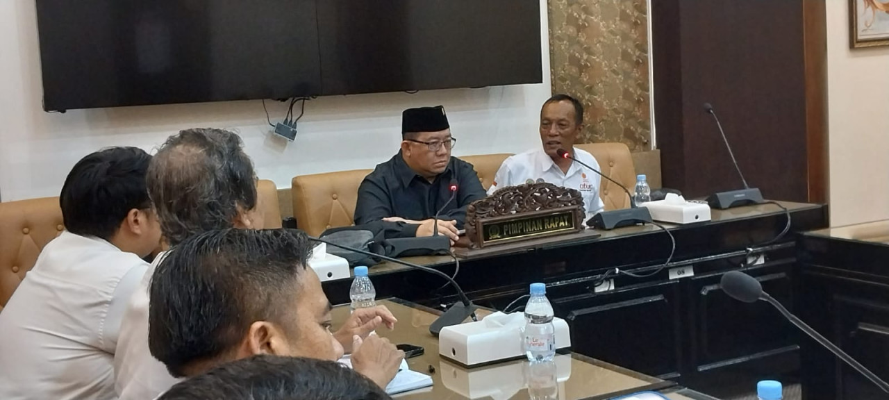 Anggota DPRD Jatim Yordan M Batara Goa bersama Ketua PD FSPKEP SPSI Jawa Timur, Dendy Prayitno. (Foto: Yat for jatimnow.com)