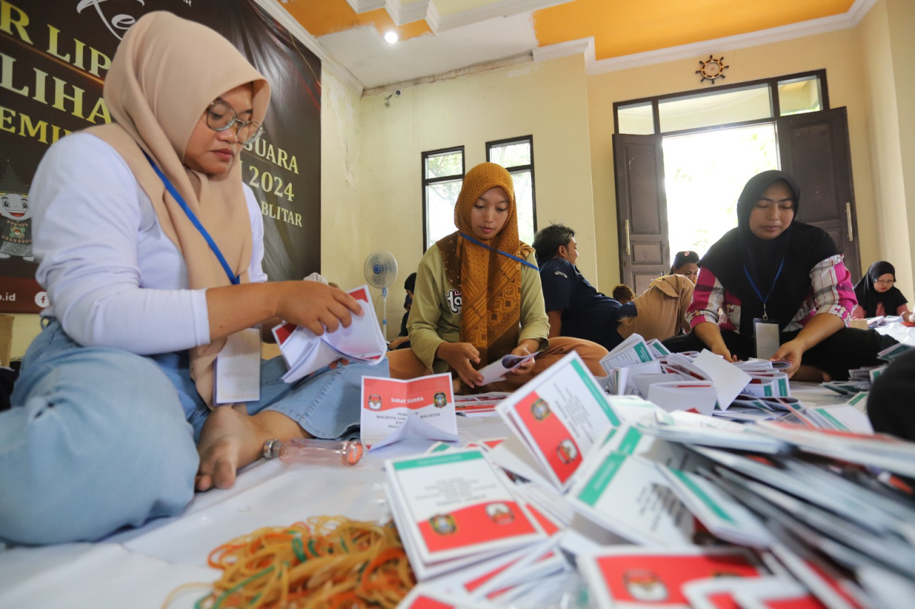 Proses sortir lipat yang berlangsung di gudang KPU Kota Blitar. (Dok KPU Kota Blitar for jatimnow.com)