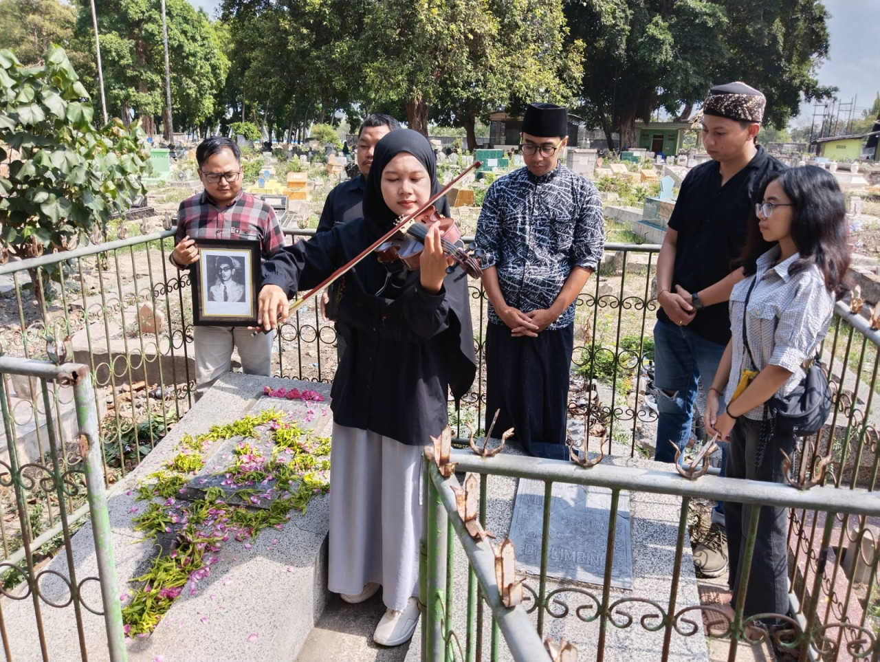 Sarekat Nisan Tulungagung saat berziarah ke makam WM Sastrodihardjo. (Foto: Bramanta Pamungkas/jatimnow.com)