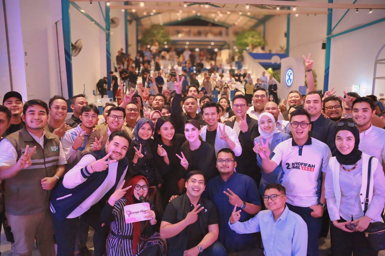 Ali Affandi bersama para generasi muda. (Foto: Yono for jatimnow.com)