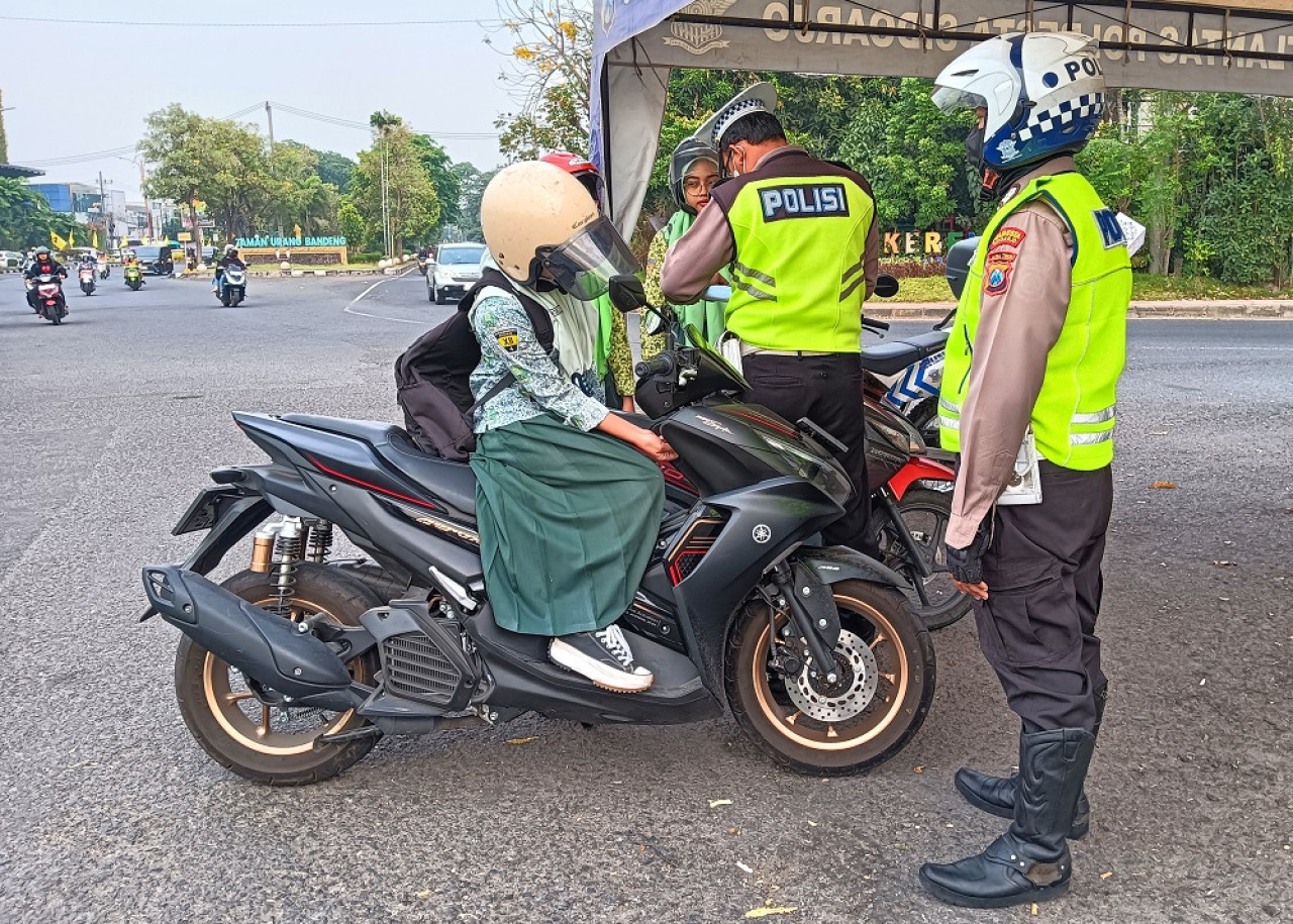 Pelajar terjaring Operasi Zebra di Bundaran Taman Pinang Indang (TPI) Sidoarjo. (Foto: Ahaddiini HM/jatimnow.com)
