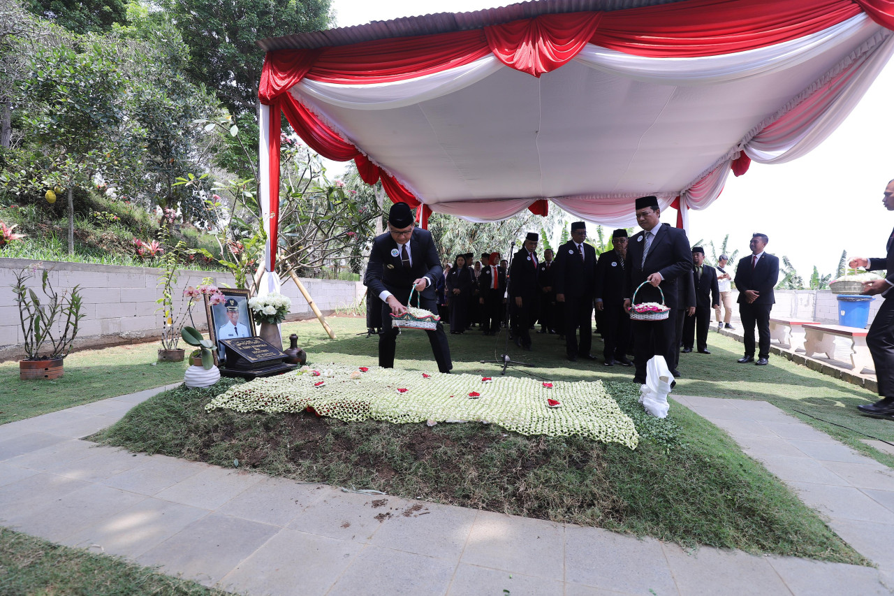 Jelang Hari Jadi, Pj Wali Kota Batu dan OPD Ziarah Makam Almarhum Eddy Rumpoko