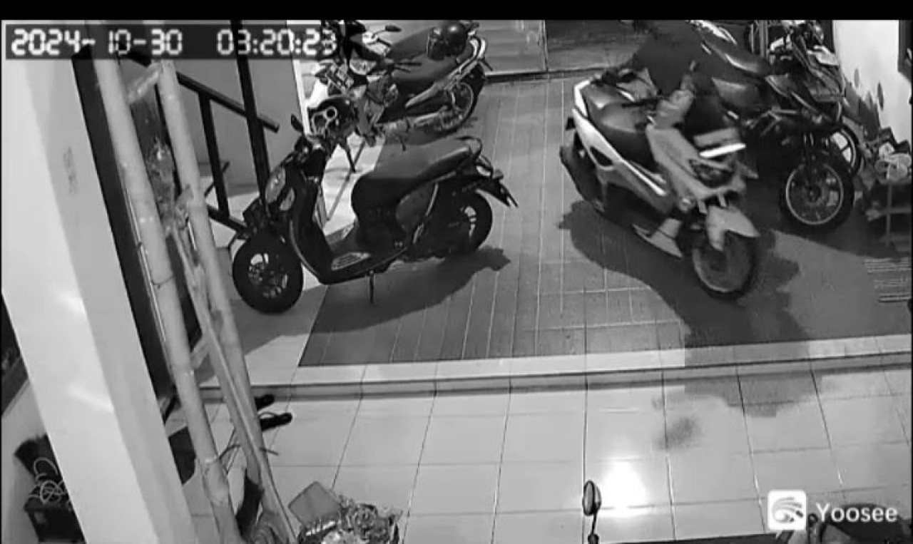 Tangkapan rekaman CCTV pencurian motor di Ponorogo yang viral di media sosial (Annisa for jatimnow.con)
