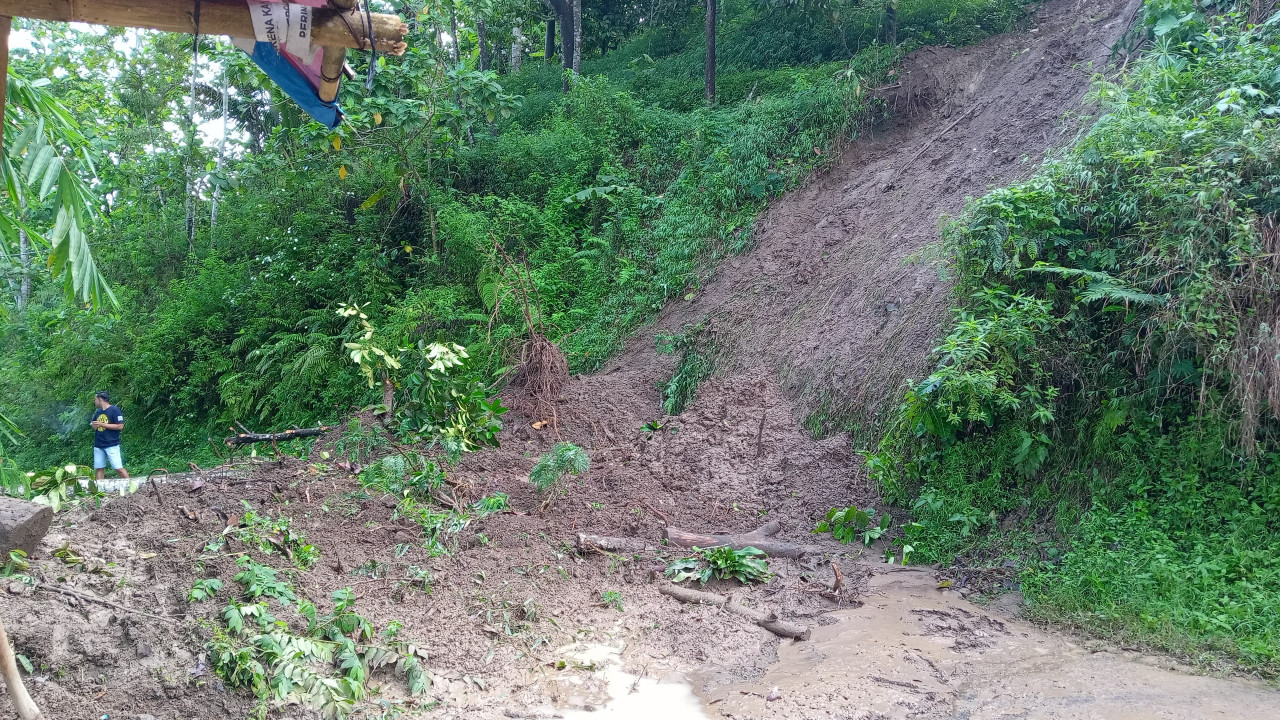 Tanah longsor menutup jalan utama di Dusun Sekodok, Desa/Kecamatan Ngebel, Ponorogo. (Foto: BPBD Ponorogo)