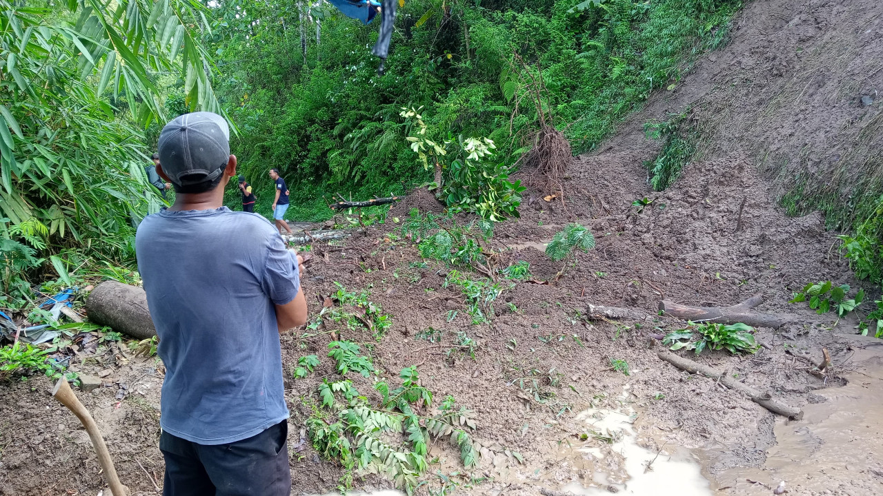 Tanah longsor menutup jalan utama di Dusun Sekodok, Desa/Kecamatan Ngebel, Ponorogo. (Dok. BPBD Ponorogo)