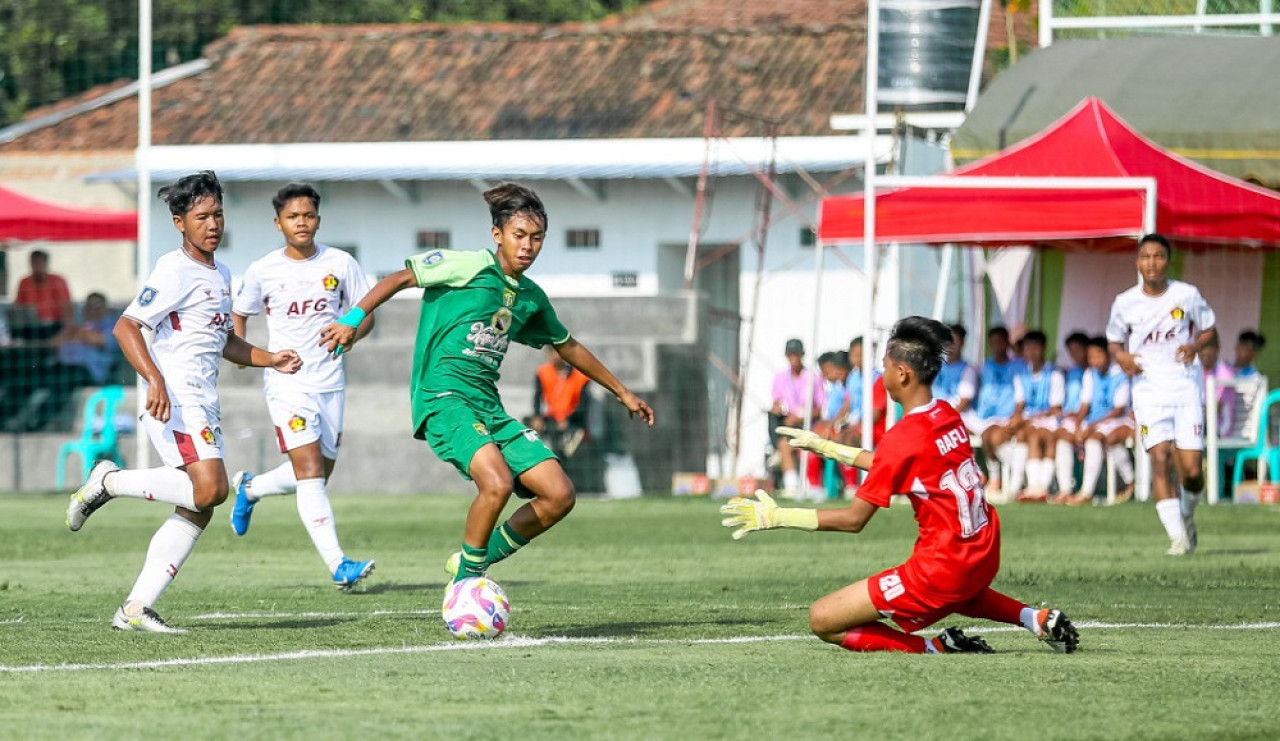 Aksi Alfredo Nararya di lapangan hijau. (Foto: Persebaya)