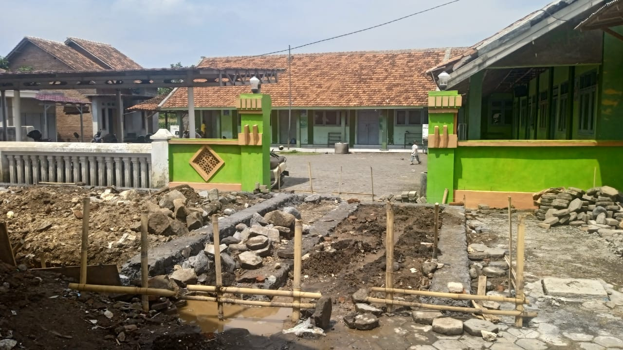 Pembangunan penutupan akses jalan ke sekolah oleh Takmir Masjid. (Foto: Heri/jatimnow.com)
