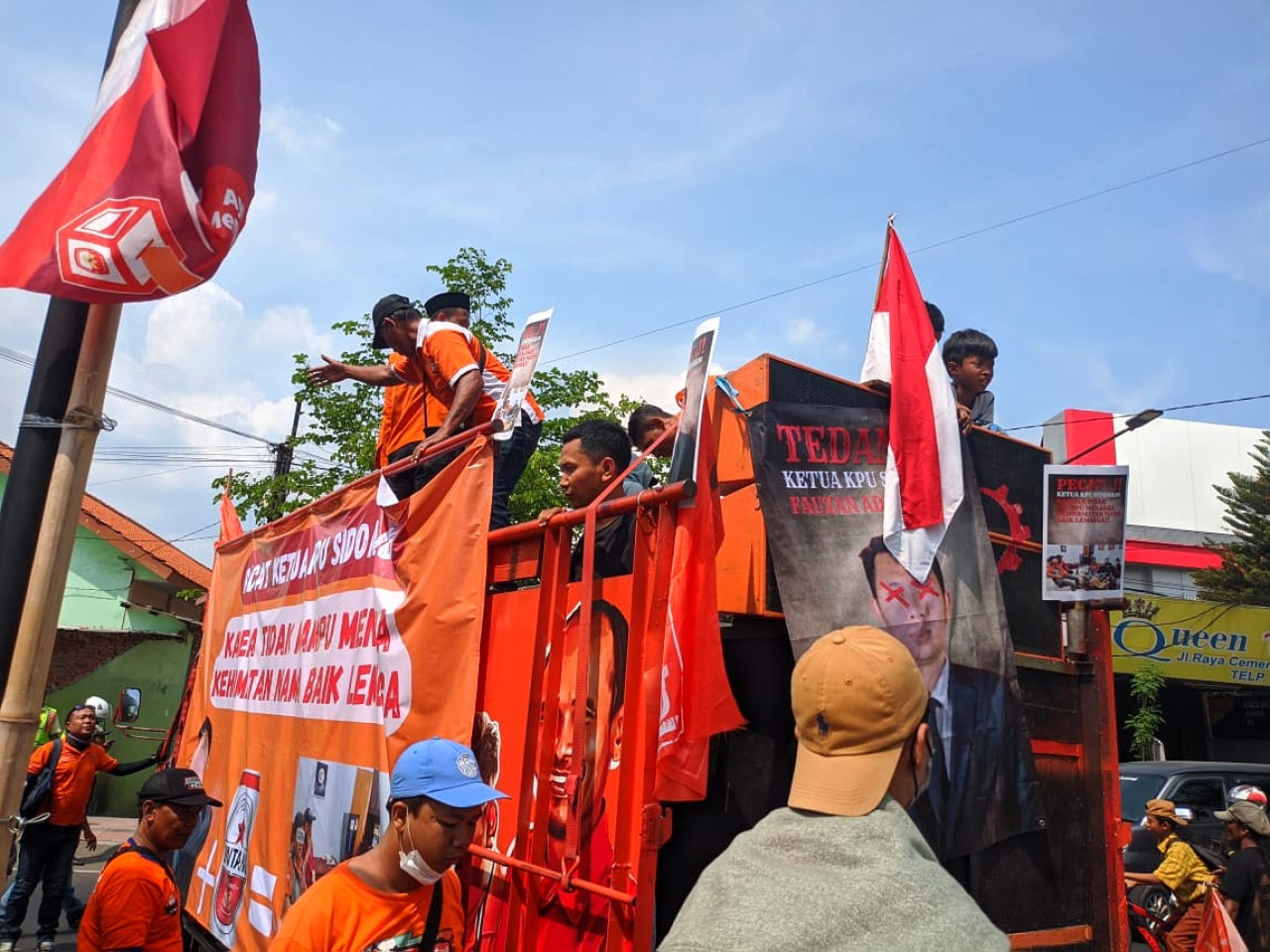 Aksi demonstrasi Partai Buruh di kantor Komisi Pemilihan Umum (KPU) Sidoarjo. (Foto: Ahaddiini HM/jatimnow.com).