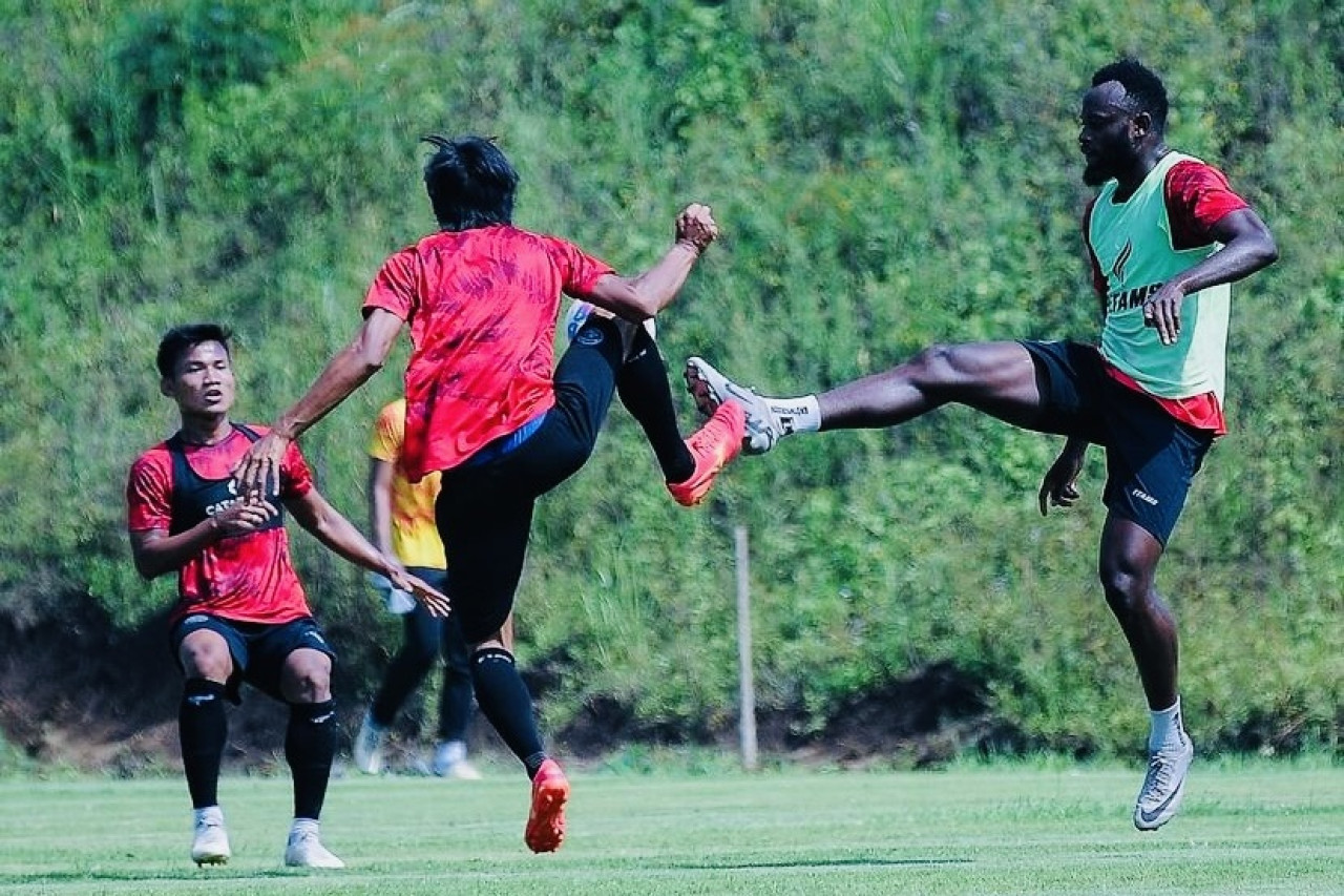 Arema FC juga sempat menjalani sesi latihan di lereng Gunung Semeru, Kecamatan Wajak, Kabupaten Malang. (Foto: PT LIB)