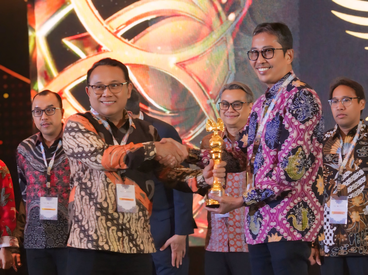 Busrul Iman (Kanan) saat menerima penghargaan (foto: Bank Jatim for jatimnow.com)