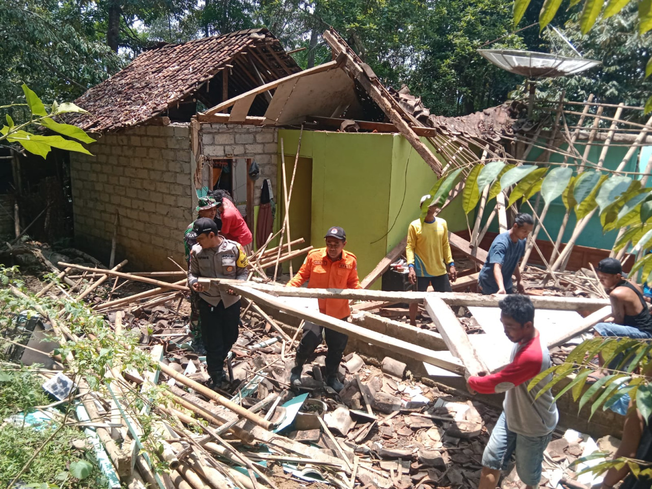 Petugas bersama warga bergotongroyong bersihkan material. (Foto: Dok BPBD Trenggalek/jatimnow.com)