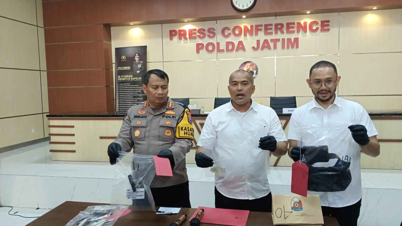 Polisi tunjukkan barang bukti. (Foto: Misbahul Munir/jatimnow.com)
