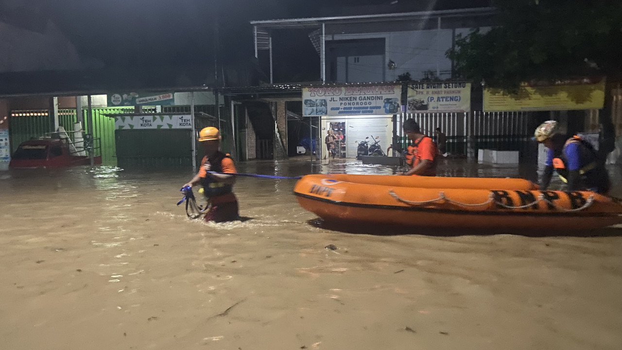 Jalan Niken Gandhini terendam banjir akibat hujan deras. (Dok. BPBD Ponorogo)