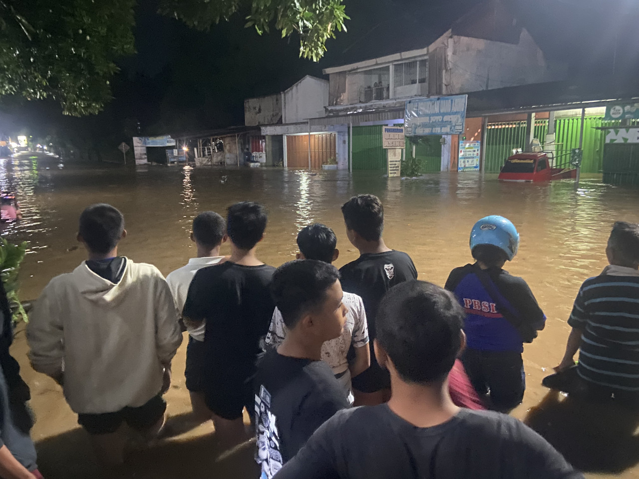 Kondisi banjir di jalan Niken Gandini Ponorogo. (Foto: Ahmad Fauzani/jatimnow.com)