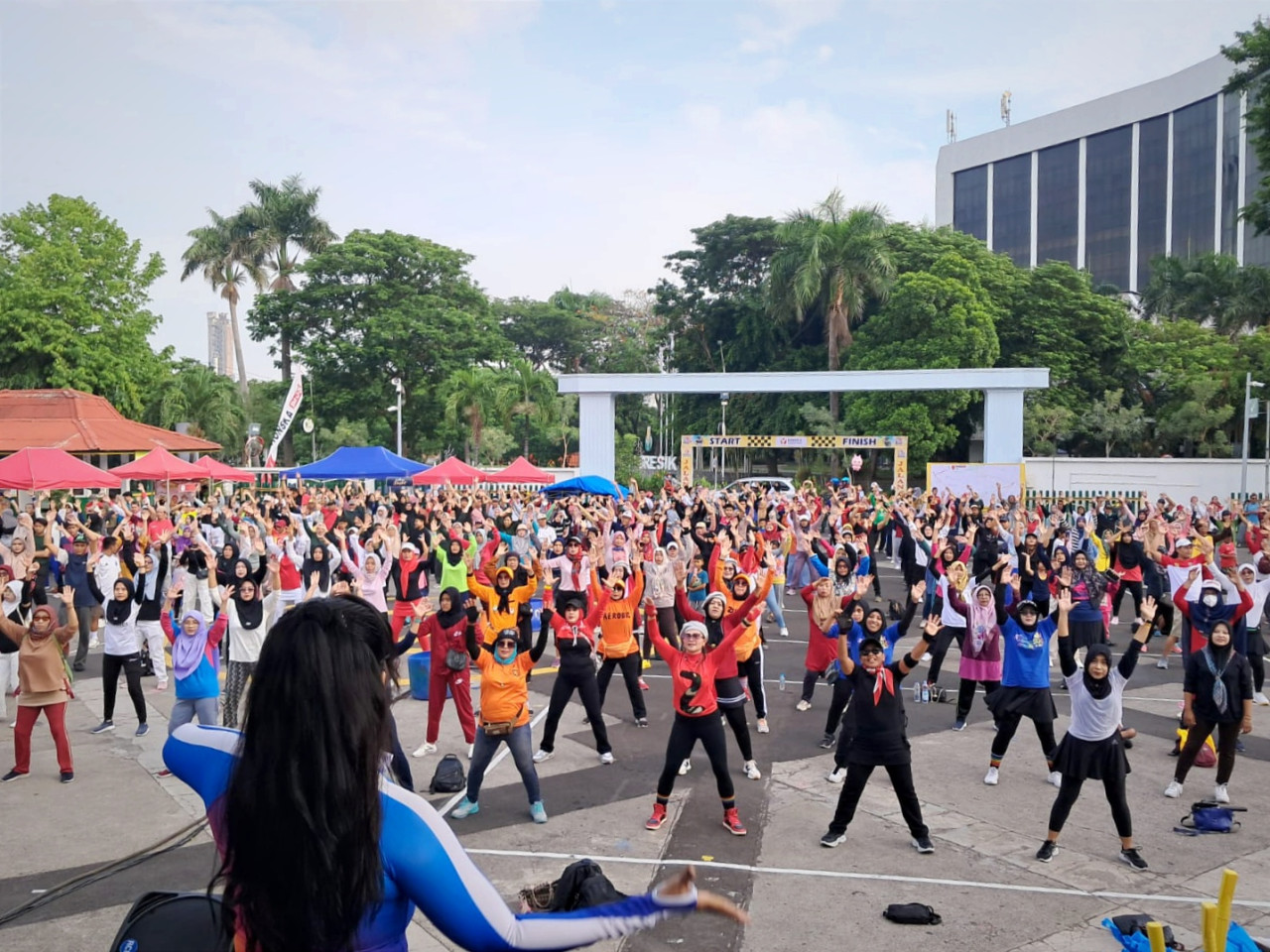 Suasana senam dan jalan sehat yang digelar oleh Bawaslu Gresik di halaman GOR Tri Dharma Petrokimia Gresik. (Foto: Sahlul Fahmi/jatimnow.com)