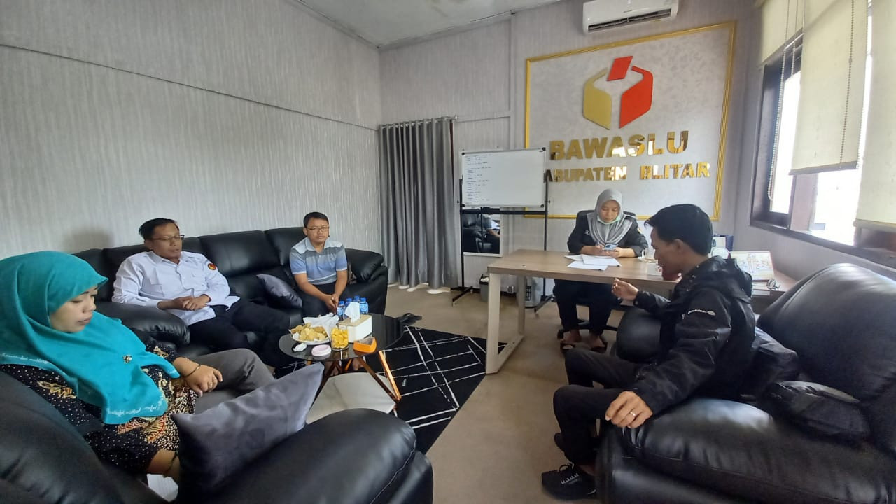 Bawaslu Kabupaten Blitar saat menggelar rapat. (Foto: Bawaslu Kabupaten Blitar/jatimnow.com)