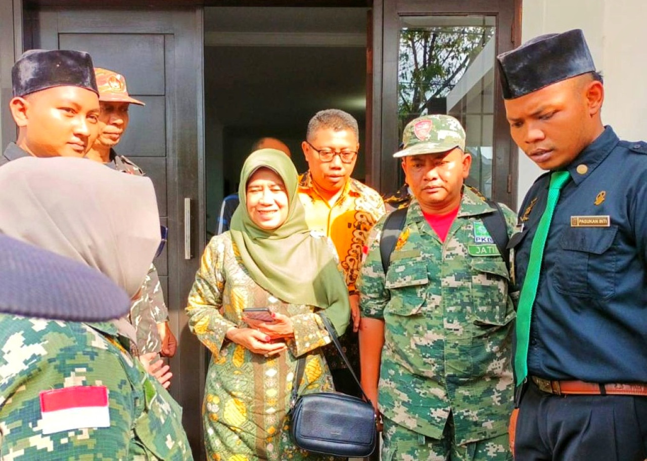 Ainun Jariyah usai dimintai keterangan di Sentra Gakkumdu Sidoarjo. (Foto: Ahaddiini HM/jatimnow.com)