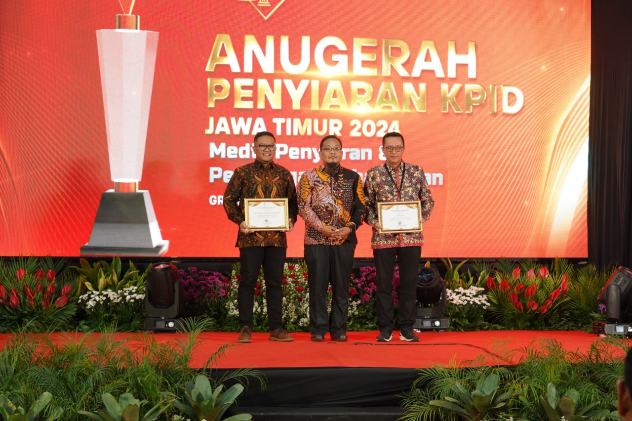 Corporate Secretary Bank Jatim Wioga Adhiarma Aji saat menerima penghargaan. (Foto: Bank Jatim)