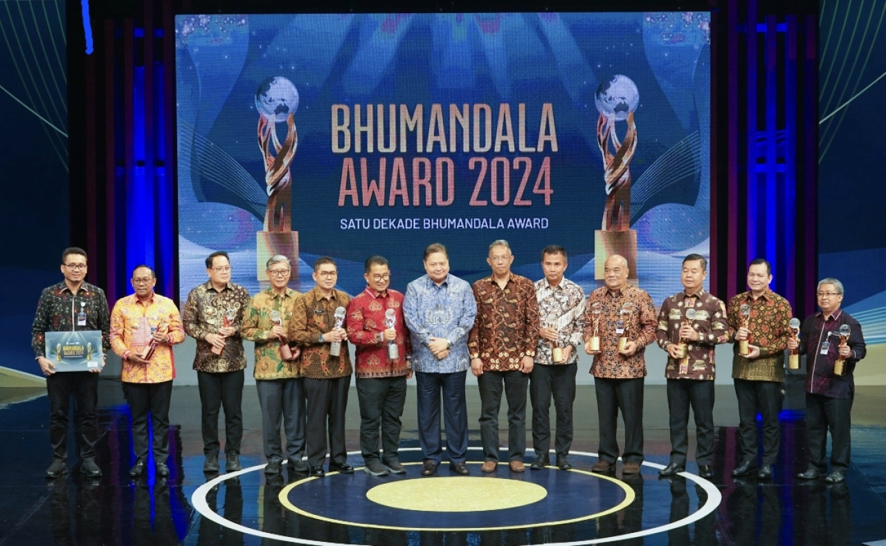 Penyerahaan tiga penghargaan yang diraih Provinsi Jatim. (Foto: Humas Pemprov Jatim)