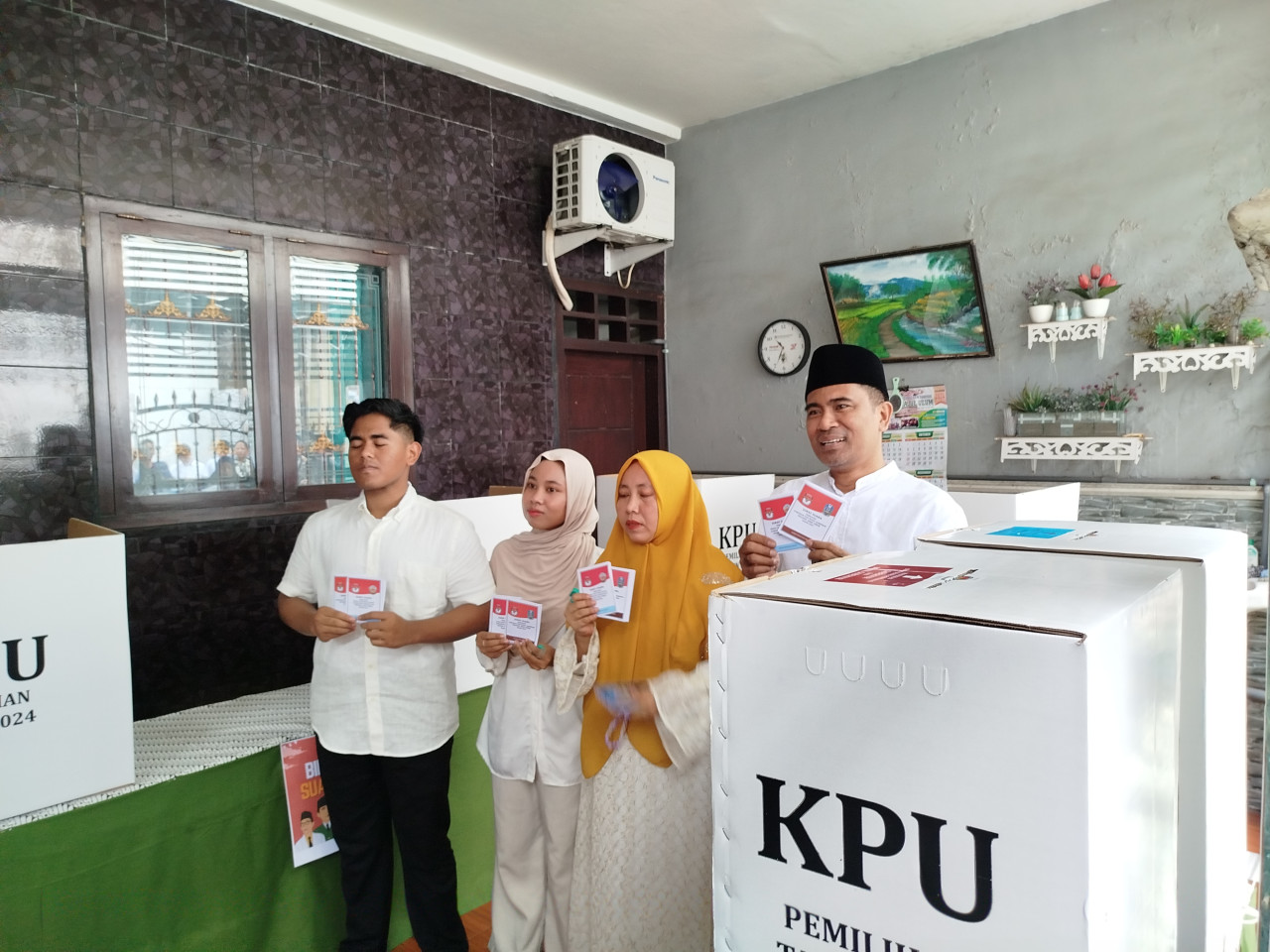 Calon Bupati Bangkalan, Mathur Husyairi usai melakukan pencoblosan ke TPS. (Foto: Fathor Rahman/jatimnow.com)