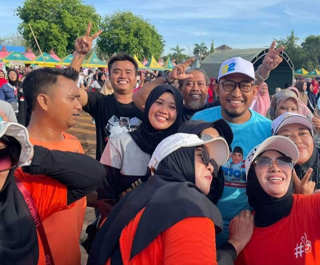 Cabup Sumenep Fauzi saat bersama emak-emak. (Foto: Fathor Rahman/jatimnow.com)