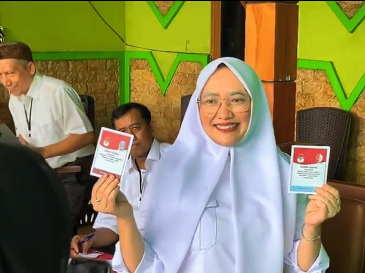 Cawabup Farida Hidayati saat mencoblos di TPS 14 Kelurahan Ledok Kulon, Bojonegoro (Foto : Rizki for jatimnow.com)