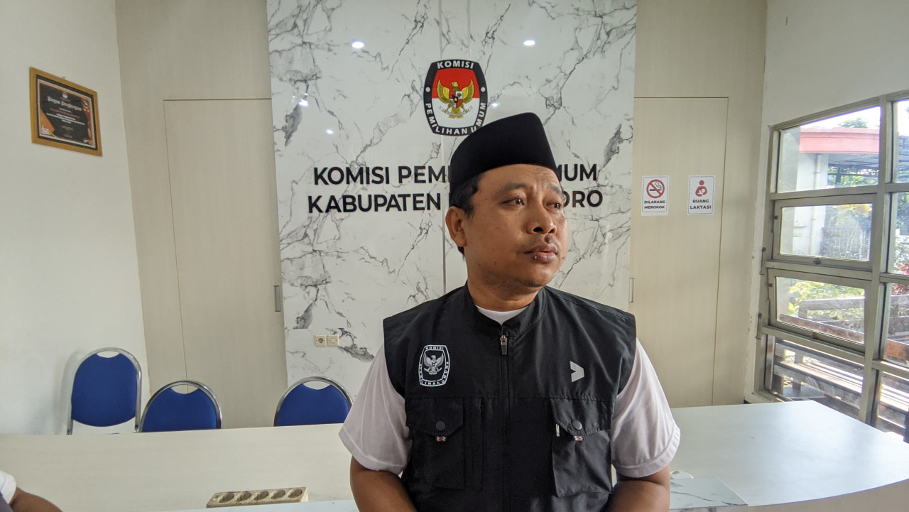Divisi Sosialisasi, Pendidikan Pemilih, dan SDM KPU Bojonegoro, Waryono saat memberikan keterangan kepada awak media (Foto: Rizki for jatimnow.com)