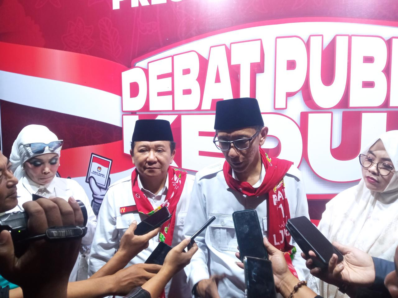 Hendy - Gus Firjaun saat press conference usai debat kedua. (Foto: Sugianto/jatimnow.com)