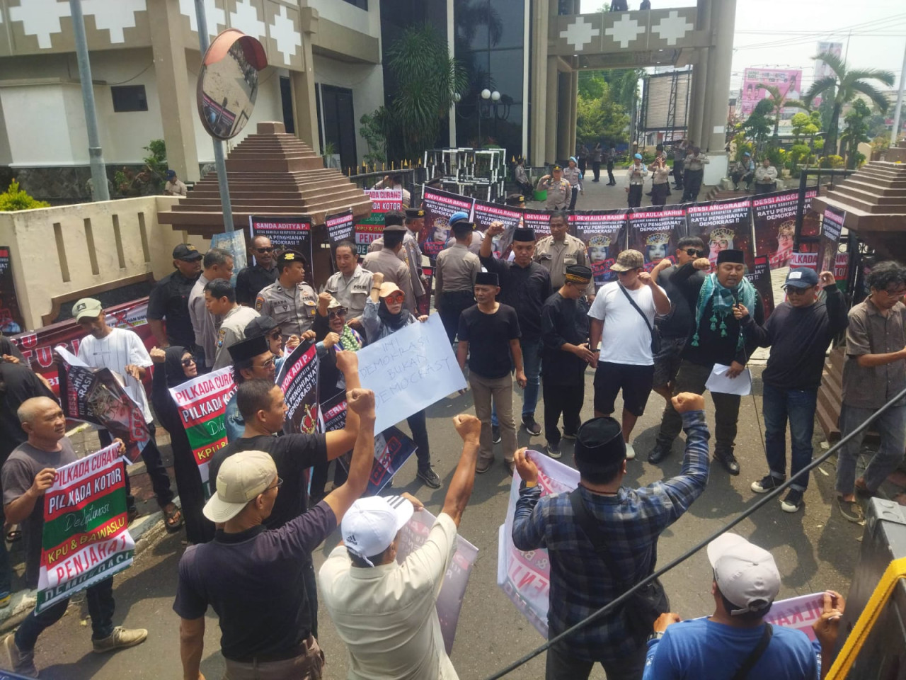 Ratusan masyarakat Jember demo minta Pansus Pilkada DPRD Jember pecat penyelenggara. (Foto: Sugianto/jatimnow.com)