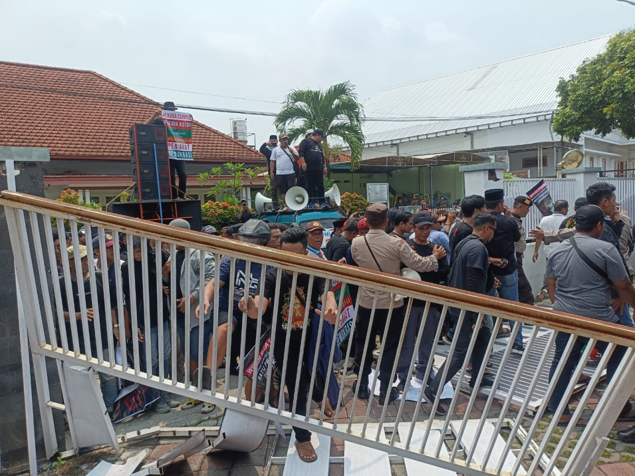 Massa merusak paga Kantor Bawaslu Jember. (Foto: Sugianto/jatimnow.com)