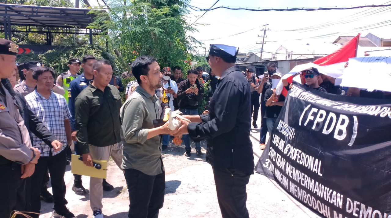 Ketua KPU Bojonegoro Robby Adi Perwira saat menerima hadiah bebek (foto: Arifin for jatimnow.com)