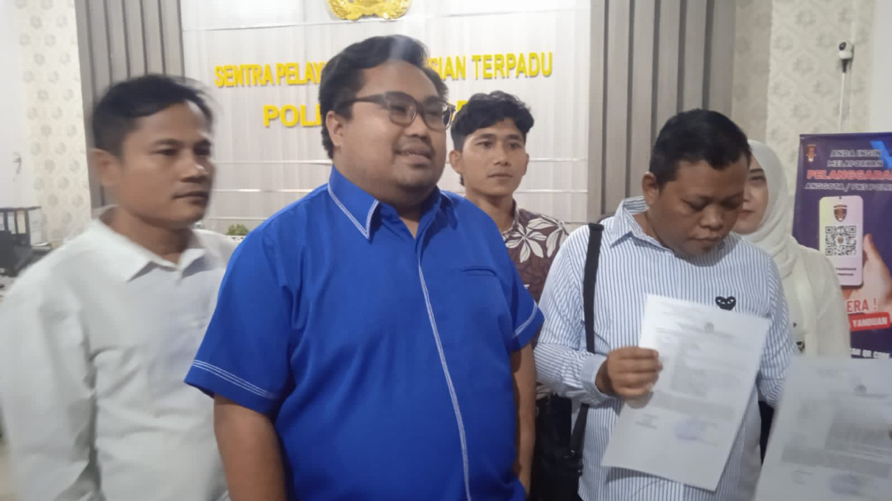 Demokrat Jember melaporkan anak menantu Bupati Hendy ke polisi (Foto: Ali for jatimnow.com)