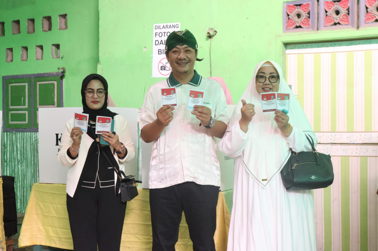 Deny Nyoblos Bareng Istri dan Keluarga Besar, Ajak Masyarakat Wujudkan Kediri Hebat