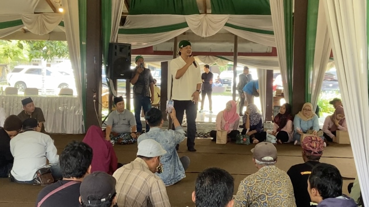 Deny Widyanarko saat bertemu para pelaku seni dan hiburan di Kediri. (Foto: Bima/jatimnow.com)