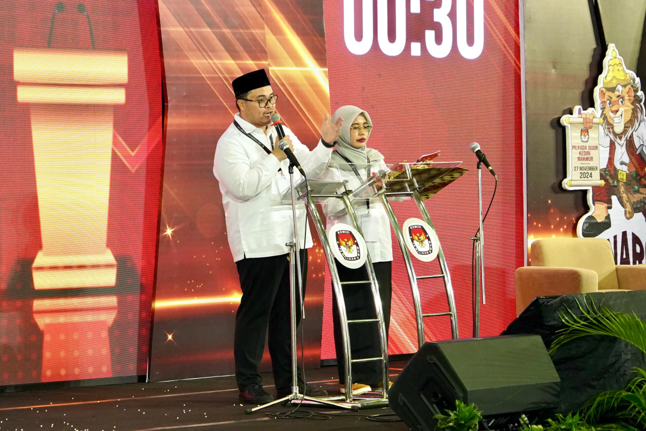 Mas Dhito dan Dewi Mariya Ulfa saat debat terakhir Pilbup Kediri 2024. (Foto: Tim Media Mas Dhito/jatimnow.com)