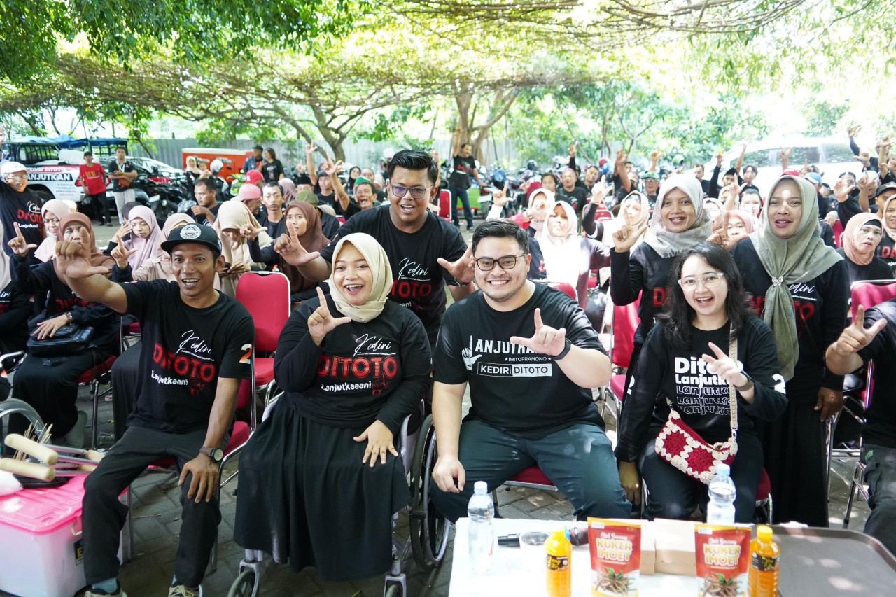 Mas Dhito bersama solidaritas difabel di Kabupaten Kediri. (Foto: Tim Media Mas Dhito/jatimnow.com)