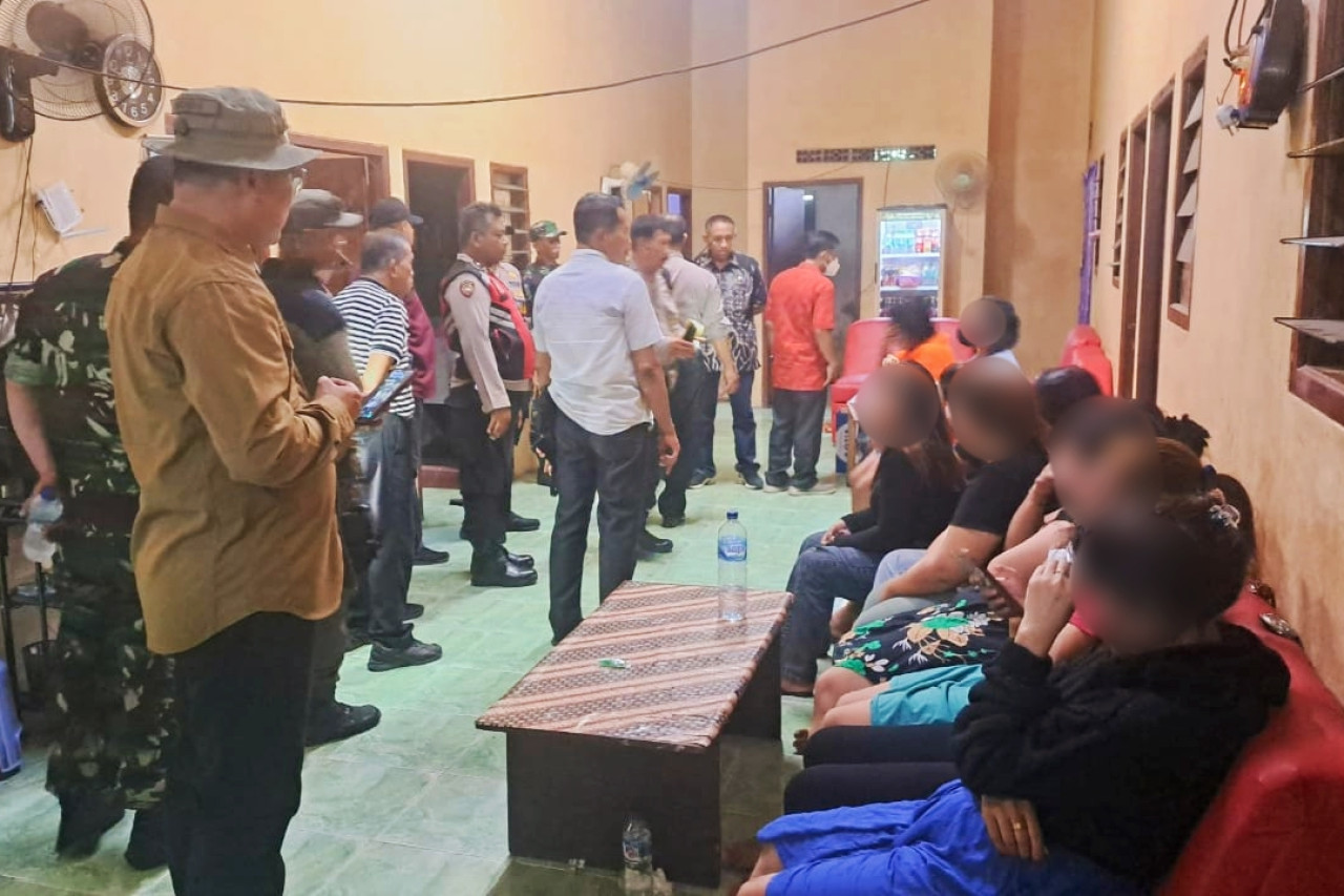 12 wanita berhasil dievakuasi dari 12 kamar yang berbeda (foto: Satpol PP Surabaya for jatimnow.com)