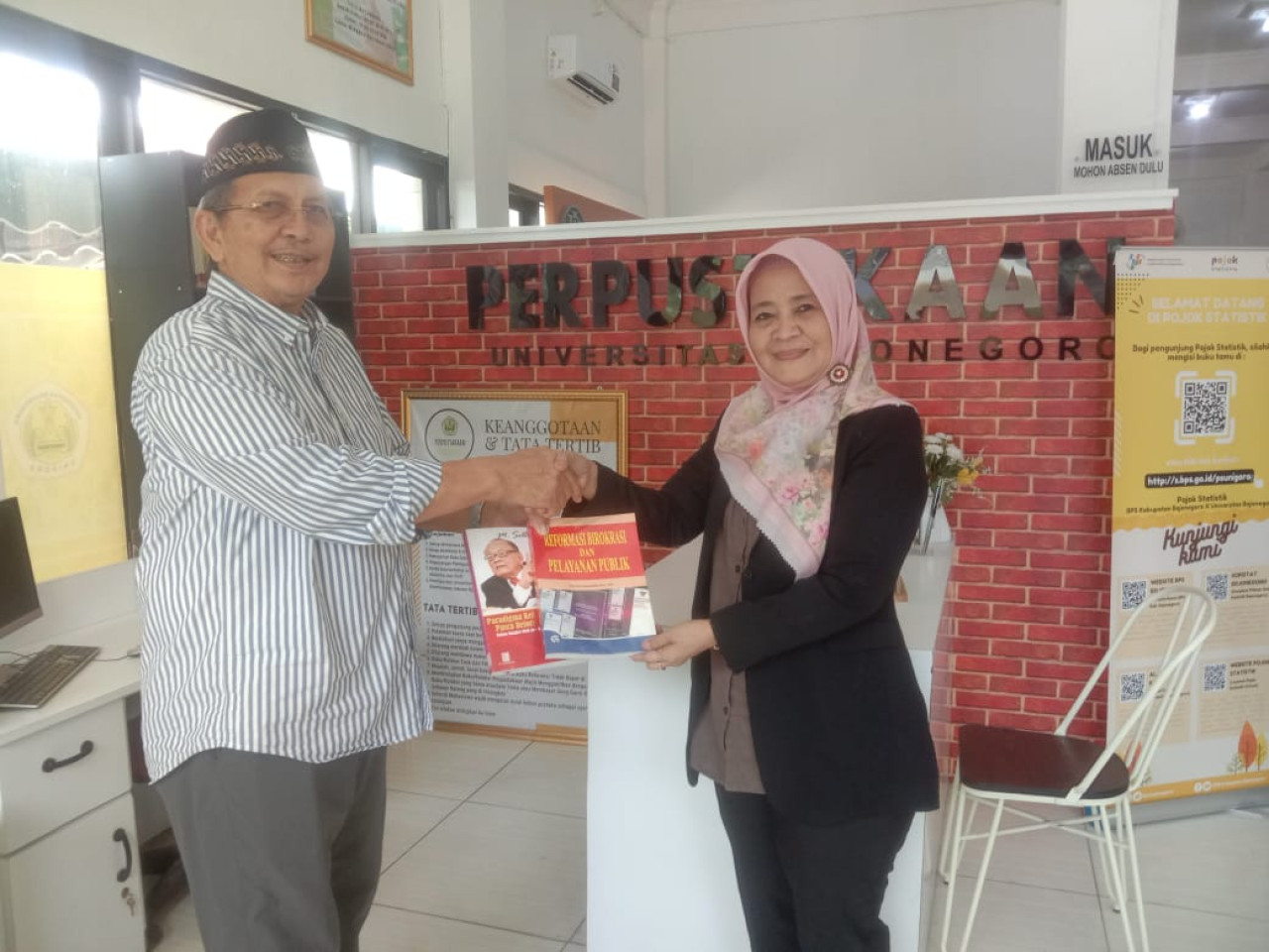 Dr Freddy Poernomo SH MH menyerahkan secara simbolis ratusan buku koleksi pribadi ke Perpustakaan Universitas Bojonegoro. (Foto: Mad for jatimnow.com)