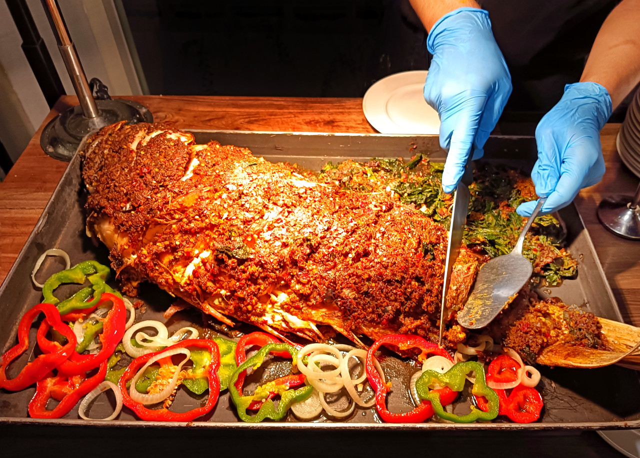 Dracula meat fish atau ikan kakap merah panggang (baked red snapper) berukuran besar. (Foto: Ahaddiini HM/jatimnow.com)