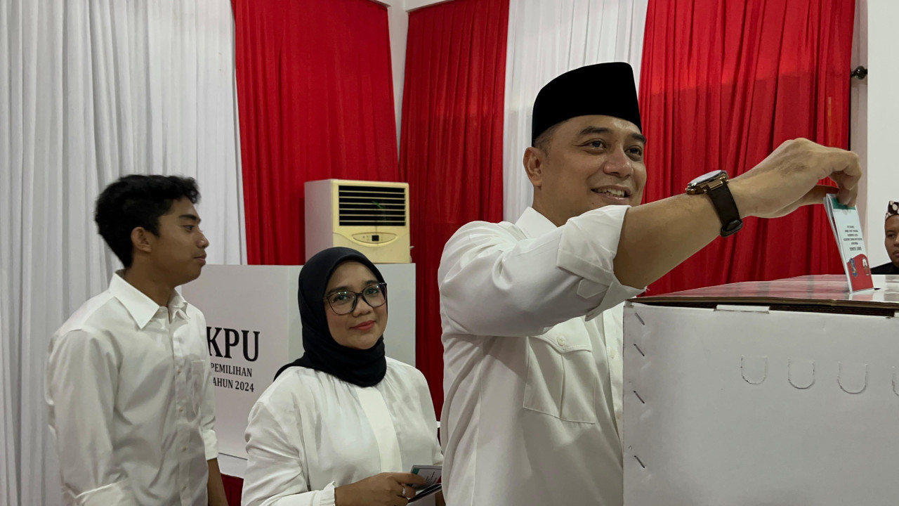 Pesan Eri Cahyadi saat Nyoblos di TPS 4 Jambangan Surabaya: Berbeda itu Indah