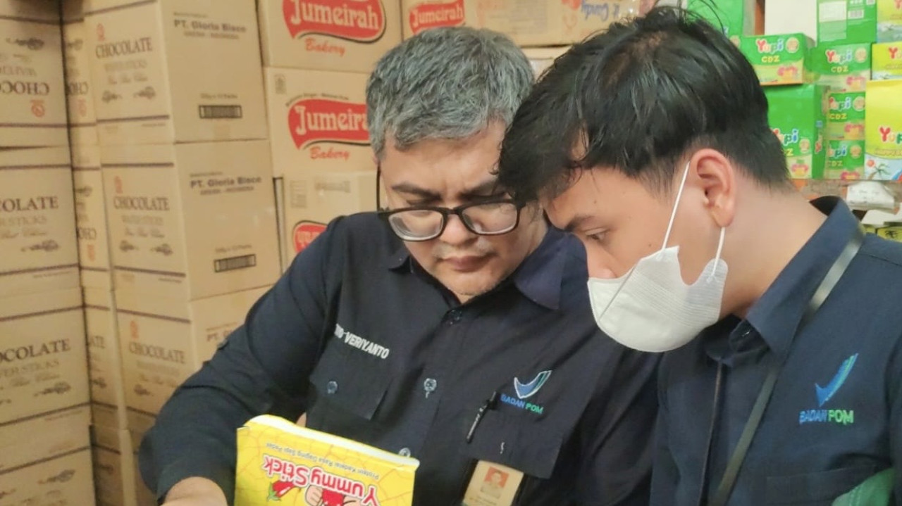 Sidak jajanan Latiao dari BPOM Kediri. (Foto: Yanuar Dedy/jatimnow.com)