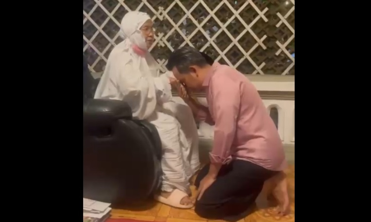Gus Fawait sungkem pada ibundanya. (Foto: tangkapan  video Gus Fawait)