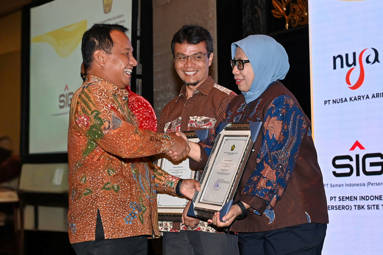 Direktur Operasi SIG, Reni Wulandari (kanan) saat menerima piagam penghargaan Prasetya Ahimsa dari Direktur Jenderal Mineral dan Batubara Kementerian ESDM, Tri Winarno dalam rangkaian kegiatan Pertemuan Direksi Perusahaan Pertambangan Mineral dan Batubara