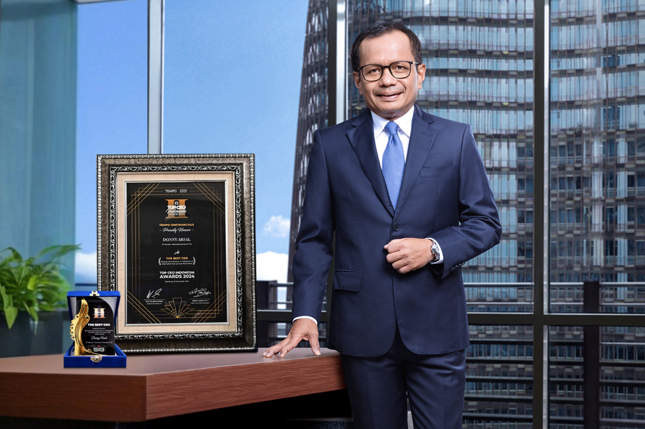 Direktur Utama SIG, Donny Arsal meraih penghargaan The Best CEO: Strong Commitment in Utilisation of Alternative Fuel as Coal Alternative pada ajang Top CEO Indonesia Awards 2024. (Foto: SIG for jatimnow.com)