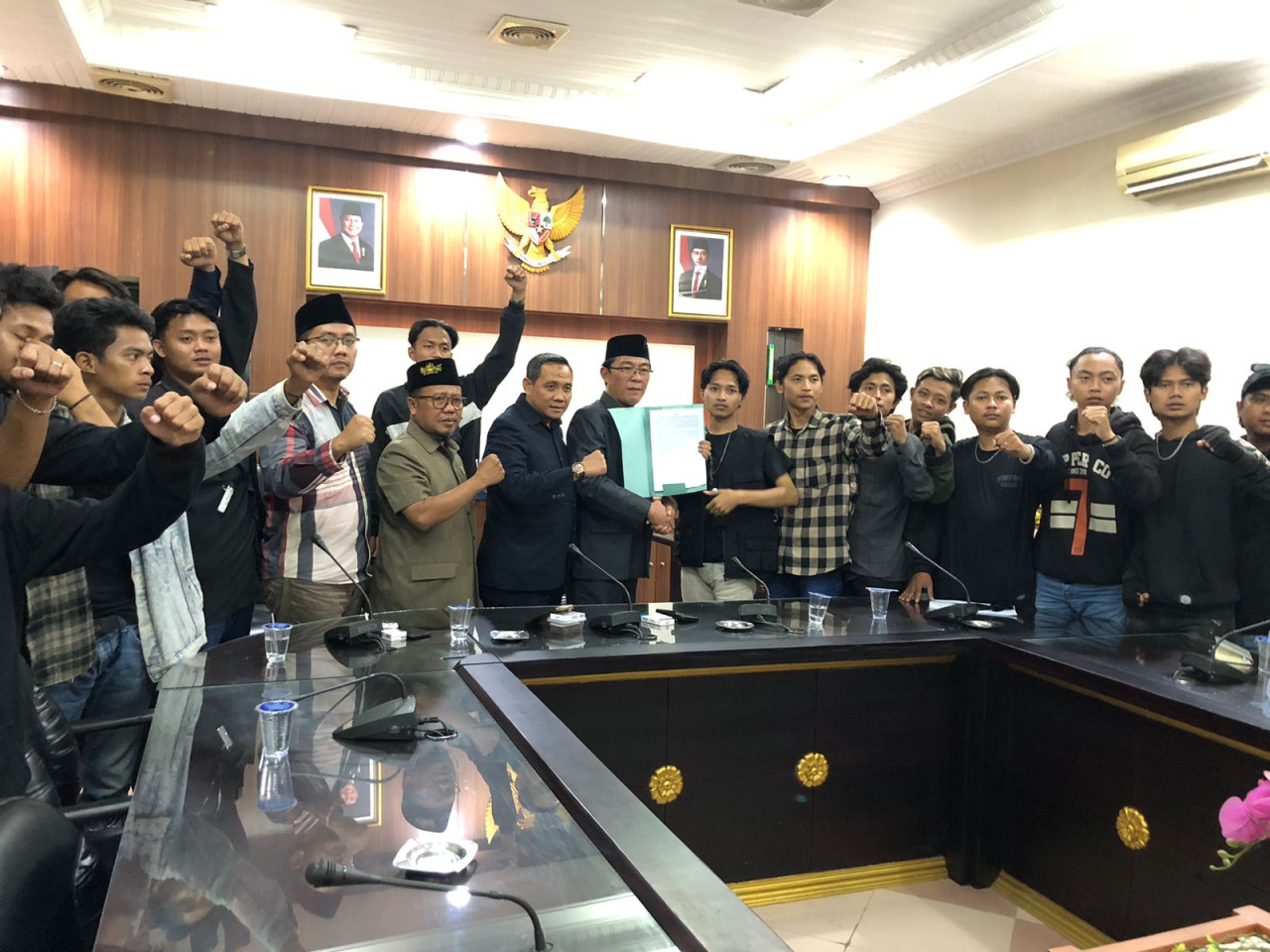 Gerakan Relawan Demokrasi gelar aksi dugaan penyelenggara tidak netral. (Foto: Angga for jatimnow.com)